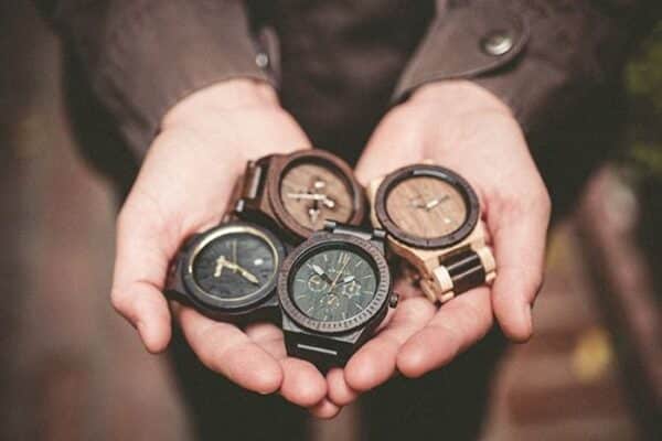 Gli orologi in legno: la moda del momento