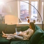 Postura quotidiana: come sedersi correttamente sul divano per evitare tensioni alla schiena 1